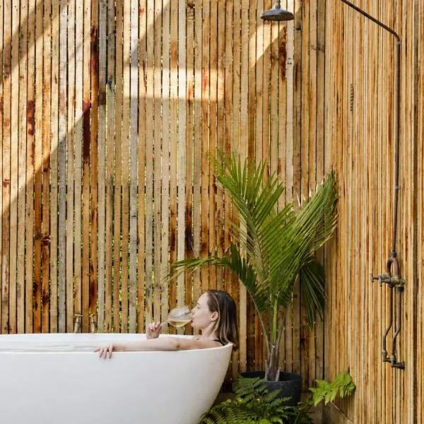 The Rye Bathhouse - Sauna & Hot Tub & Fire Pit!, hotell i Rye
