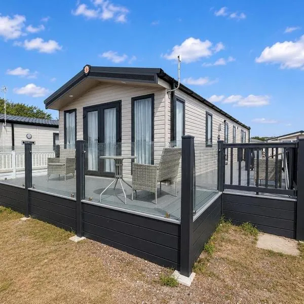 Modern 6 Berth Caravan With Decking At Suffolk Sands Ref 45004F، فندق في فليإكسستوو