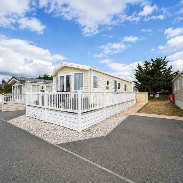 Lovely 6 Berth Caravan With Decking At Suffolk Sands Holiday Park Ref 45005Hc, hotel in Felixstowe