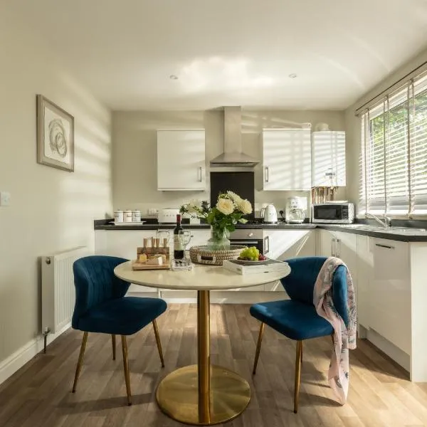 Dreamwood Retreat - Woodland Retreat with Private Hot Tub, Hotel in Blandford Forum