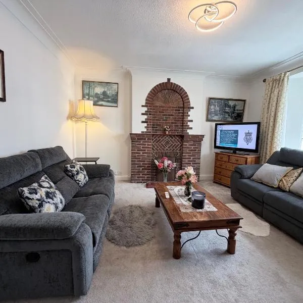 Apartment 2BR-free private parking-quick access to train into London-Wembley-Heathrow, hotel u gradu 'Gerrards Cross'