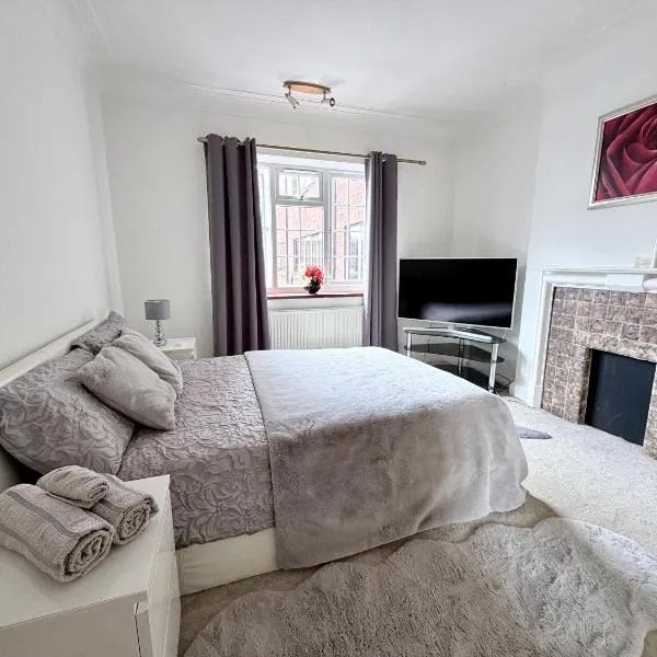 Apartment 2BR-free private parking-quick access to train into London-Wembley-Heathrow, hotel in Gerrards Cross