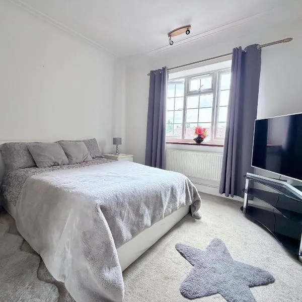Apartment 2BR-free private parking-quick access to train into London-Wembley-Heathrow, hotel in Gerrards Cross