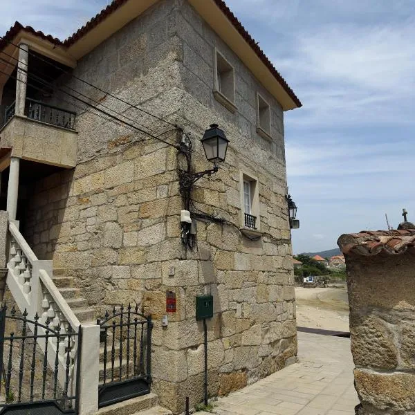 Waterfront Stone Beach House with Sea Views in the Old Town，科巴羅的飯店