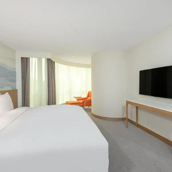 Crowne Plaza Zhuhai City Center by IHG, хотел в Джухай