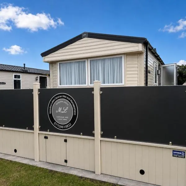 Sunnymede H17 - Hot tub - Fantasy Island - Pet friendly - Wi-Fi - Central Heating - Meadow Lakes Caravan Hire, hotel v destinácii Ingoldmells