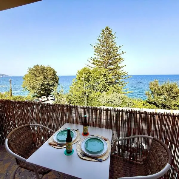 Refurbished apartment in Cap Corse with sea view، فندق في San-Martino-di-Lota
