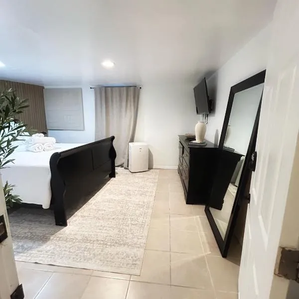 AURA STAYS -15 Min to EWR -FREE PARKING, hotel em Newark