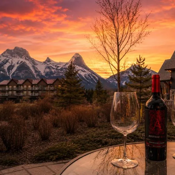 Mountain Haven Retreat, Pool & Hot Tub, UG Parking, Fitness Centre, WiFi!: Canmore şehrinde bir otel