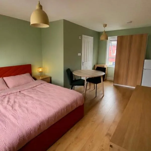 Modern En-Suite Room with King Size Bed, Kitchenette, Fridge & Smart TV near hospital and Bretton Park & Contractors Welcome, готель у місті Пітерборо