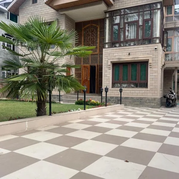 p&q's guest house, hotel in Srinagar