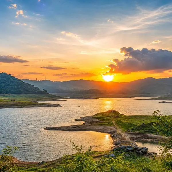 Elee Villa - Waterfront Retreat with Victoria Reservoir & Mountain Views, hotel a Teldeniya
