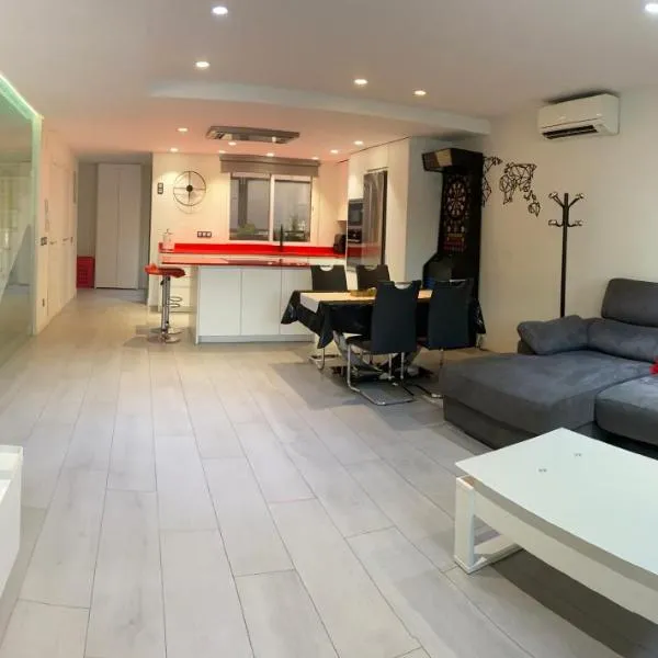 Entire 250m2 chalet, viešbutis mieste Pusolis