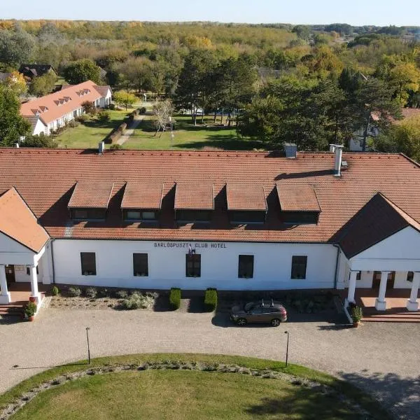 Sarlóspuszta Club Hotel, hotel em Tatárszentgyörgy