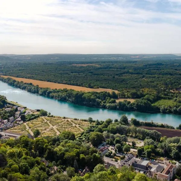 Le Paradis de Lucile - Vue de rêve - La Roche Guyon - Paris 1h - Giverny 10 mn - 12 personnes - 5 chambres - 3 sdb - pétanque - babyfoot - balançoires - ping pong - tennis- cuisine ultra équipée - borne électrique, hotel u gradu 'La Roche-Guyon'