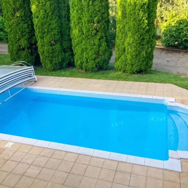 Maison cosy avec piscine à Liffol-le-Grand, 42 m², hotel in Liffol-le-Grand