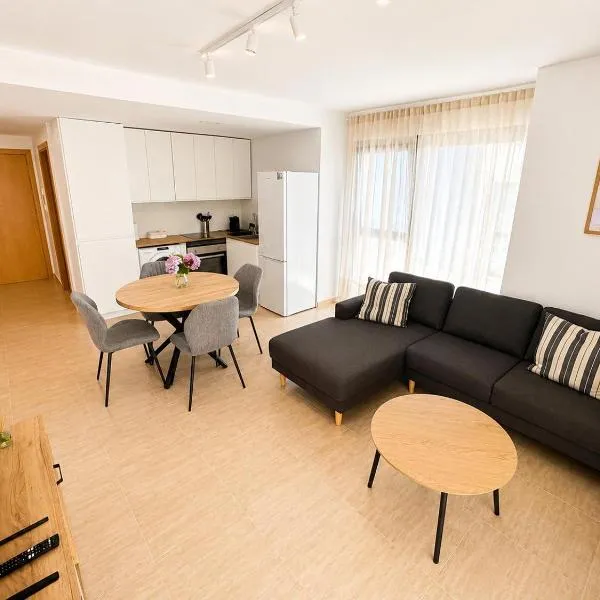 Piso de 2 habitaciones con terraza cerca de la playa y del centro, hotel in Ares