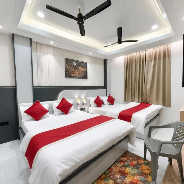NEAR SHREE RAM JANM BHOOMI - HOTEL SHREE RR - Wi-Fi - Parking- Luxury Rooms - Best Family Hotel In Ayodhya، فندق في Ayodhya
