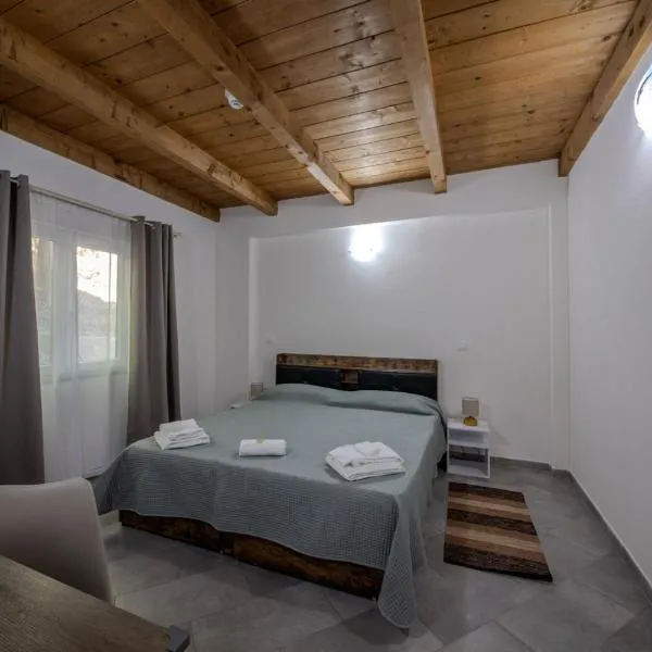 Casale in legno nella natura laziale, hotel in La Giustiniana