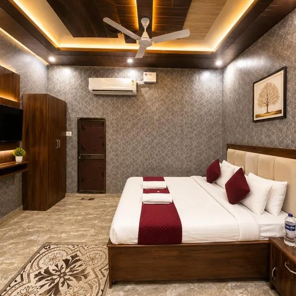 Hotel R-A-M-A-N-S-H GRAND INN - Beside Ram Mandir Ayodhya 96,7000,2101, hotel i Ayodhya