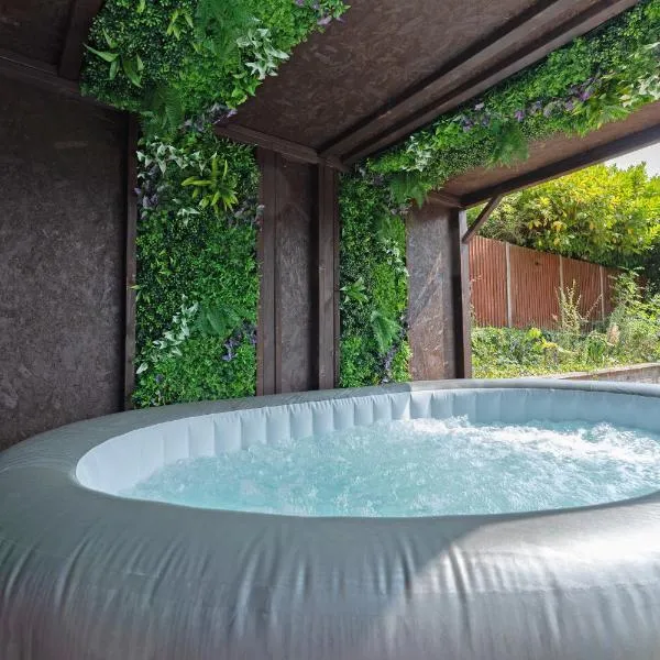 Large 4-Bed House with Hot Tub and Free Parking, hotel sa Bournemouth