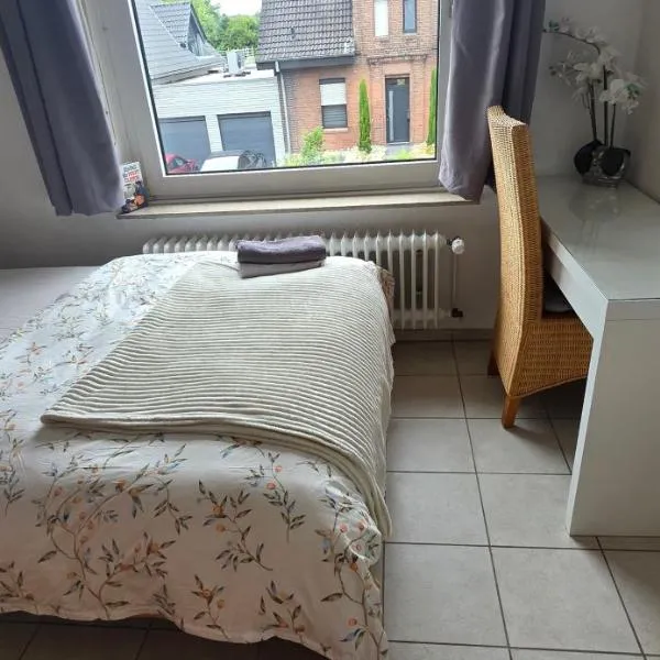 Ein ruhiges Zimmer mit gemeinsam genutzte Bad und Küchengeräte, hotel en Kleve