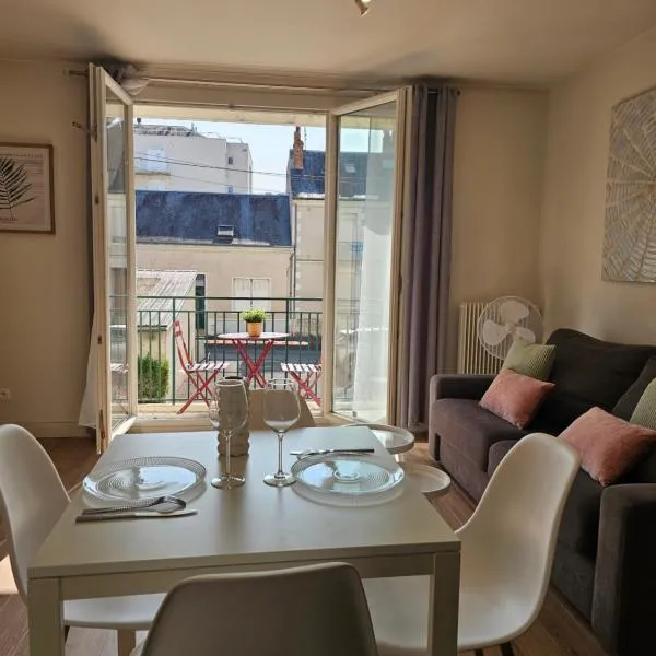 Appartement lumineux , parking, balcon, centre de Tours, хотел в Тур
