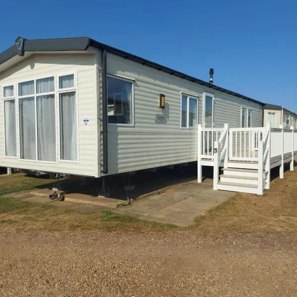 Cosy 8 Berth Caravan For Hire At Manor Park In Hunstanton Ref 23065T, hotel in Hunstanton