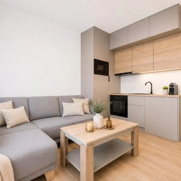 ALURE RESIDENCES 5 & 24h self check-in, private parking in front of the apartment building included, new building, the apartment building has its own park with a lake and outdoor fitness, children's playground, CITY CENTER, hotel em Banská Bystrica