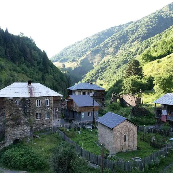 Raul Lushnu Darbaz, hotell sihtkohas Mestia