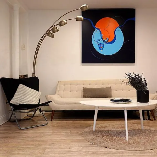 Fully equipped 2 Bedroom Garden Apartment gem near Journal Square - The ideal base to explore NYC, hotel a Jersey City