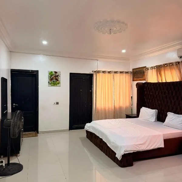 Luxurious 3 bedroom apartment in kano, hotel en Kano