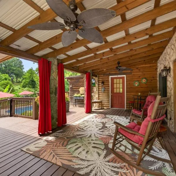Cozy, Pet-Friendly Retreat in Hickory w/ Fire Pit!، فندق في هيكوري