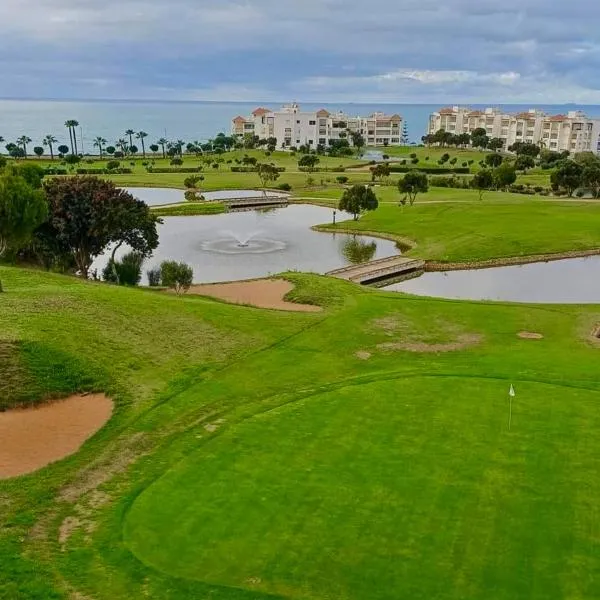 Marina Golf 1 bedroom apartment, Pool View and partial sea view,, hotel en Asilah