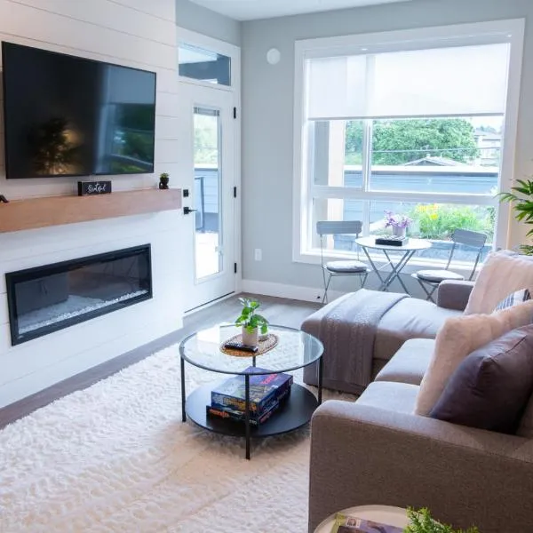 New 1 Bed Condo with Mtn Views: Harrison Hot Springs şehrinde bir otel