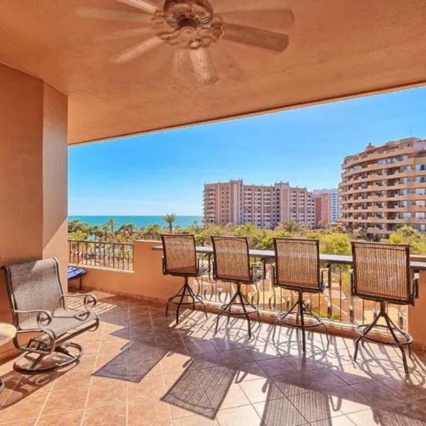 Bella Sirena 305-A - Elegant Oceanview Condo on Beachfront Resort、プエルト・ペニャスコのホテル