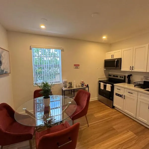 Daphne's Tropical Oasis Boutique Hostel, hotel a Hallandale Beach