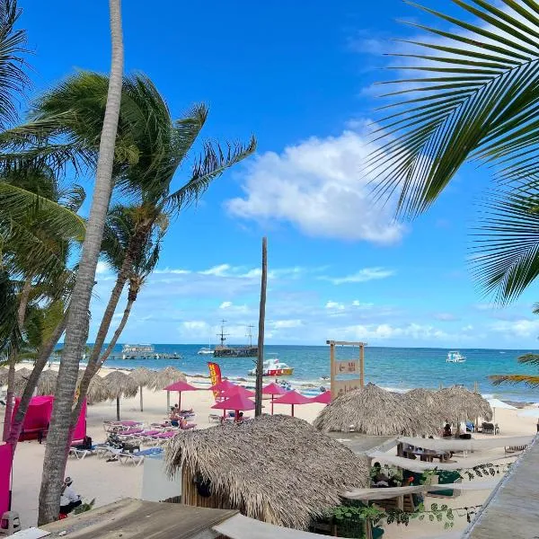 PALM BREEZE VILLAS and SUITES at LOS CORALES, хотел в Пунта Кана