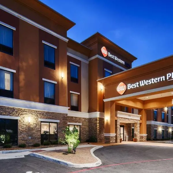 Best Western Plus Elmendorf Hotel San Antonio Hotel, hotel di Elmendorf