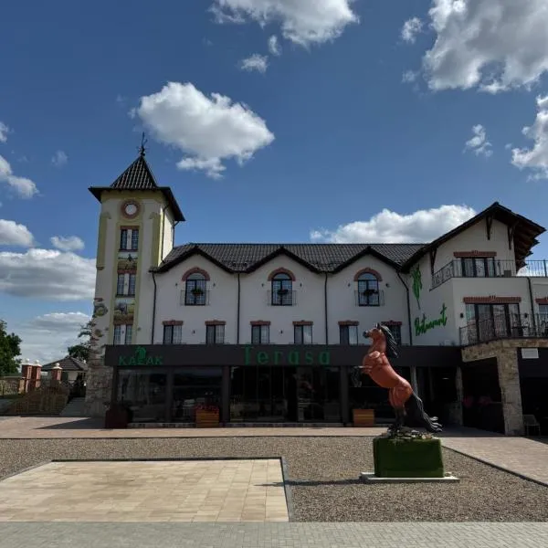 Hotel Kazak Club, hotel Kisjenőben