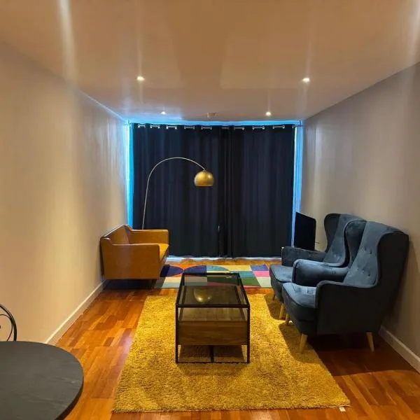 Canal-side 2 bed flat, Brindleyplace, Birmingham, Hotel in Birmingham