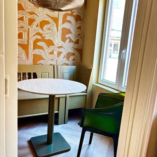 Villa Westerstraat, Cozy Beachside Getaway with Sauna, outside area and parking spot, hotel di Zandvoort
