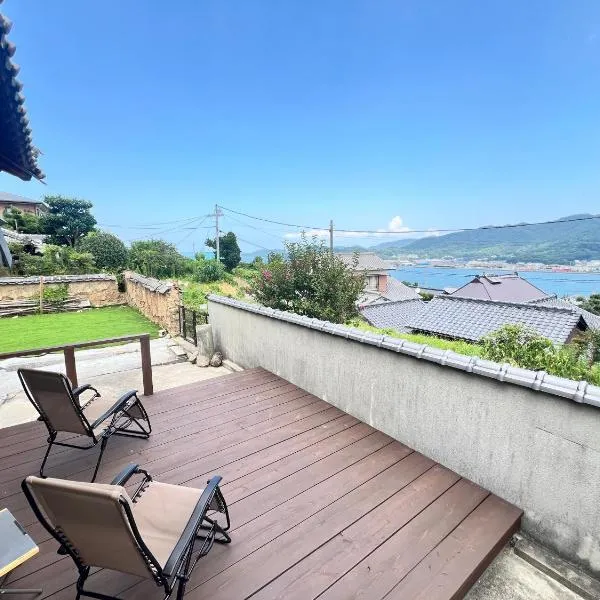 瀬戸内海を望む庭付き古民家サウナ宿 一棟貸切, hotel in Takamatsu