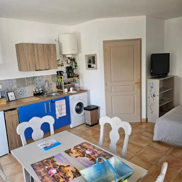Studio cosy avec terrasse, plage des Chalets à Gruissan, hotel a Gruissan