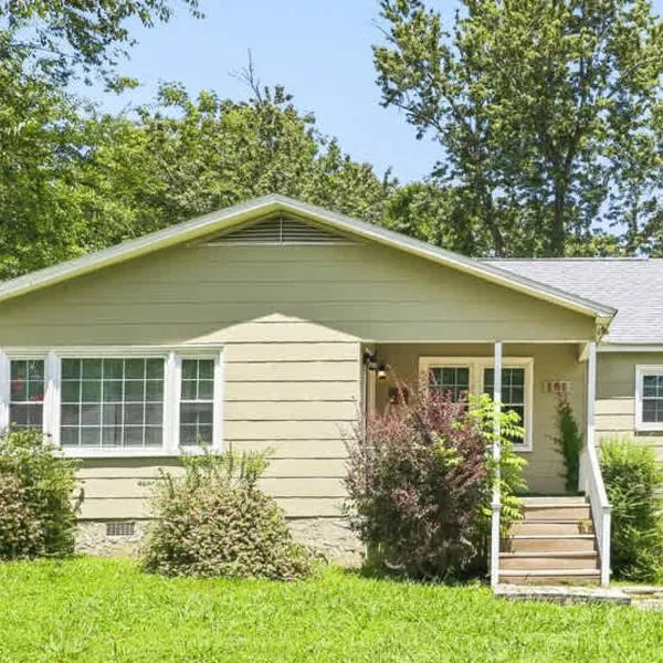 Charming 3-Bedroom Home in Rossville, GA - Family Retreat, hotel in Rossville