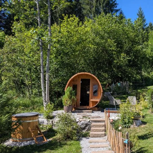 Ferienhaus Lechner am Waldrand mit Holzfasssauna & Außendusche, Bergblick und Naturgarten"、アプテナウのホテル