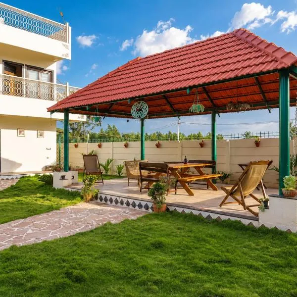 Tropicana Twins Villa by StayJade Jacuzzi 5BHK, hotell sihtkohas Chik Bānavar