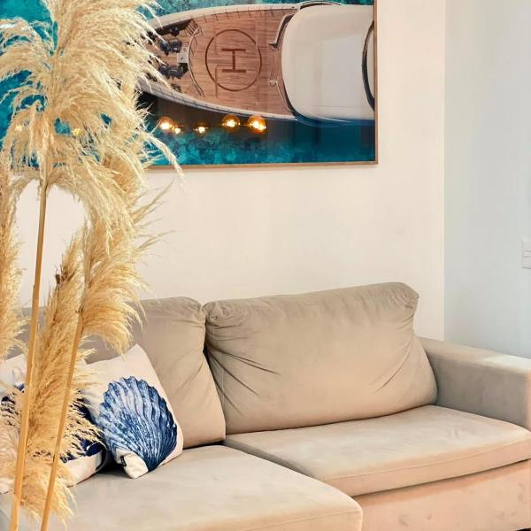 Amplo Apartamento com 02 Suítes