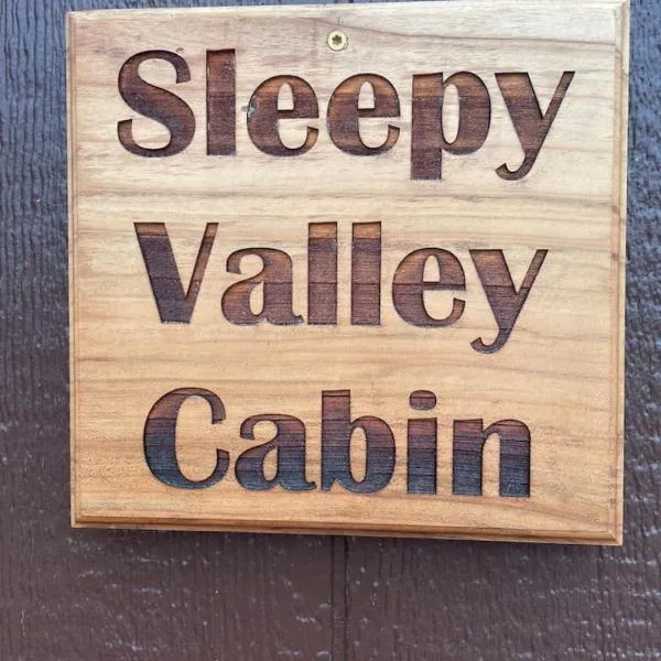 Sleepy Valley Cabin with Hot Tub & Scenic Views, hotel u gradu 'Madisonville'