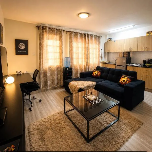 Stylish Ngong Retreat with Balcony & Rooftop Lounge The Moon Stays, hotel din Ngong